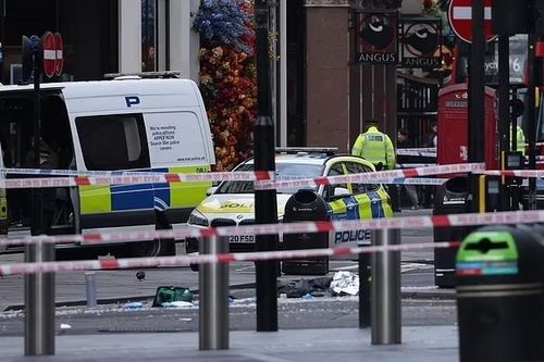 Hai cảnh sát bị đâm tại London