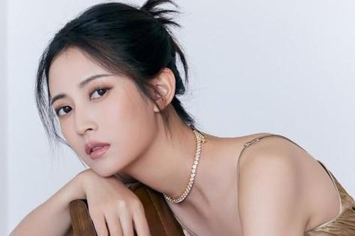 Chân Tử Đan bế người tình màn ảnh kém 29 tuổi