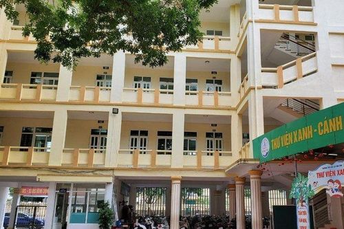 Một học sinh tiểu học rơi từ tầng 4 trường học xuống đất