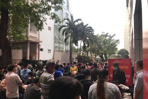 Hàng trăm tân sinh viên đi nhập học từ tờ mờ sáng