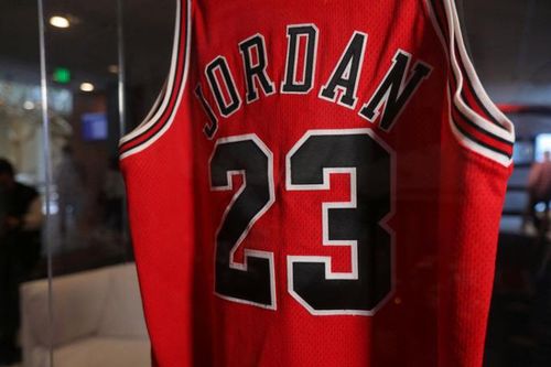 Kinh ngạc giá bán chiếc áo thi đấu của huyền thoại bóng rổ Michael Jordan: gần 240 tỷ đồng