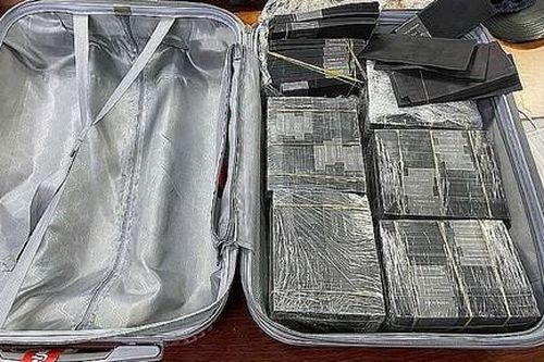 Cục Hải quan TPHCM phát hiện 1 triệu USD nhuộm đen đưa ra nước ngoài