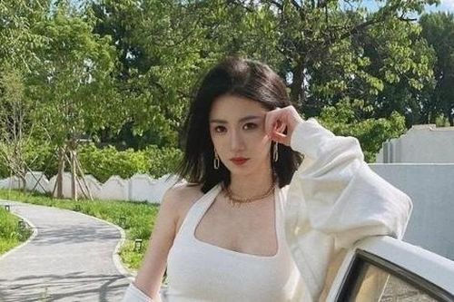 Vòng bạn bè 'đáng nể' của Blase - hot girl khiến dân mạng chao đảo giữa scandal của Lý Dịch Phong