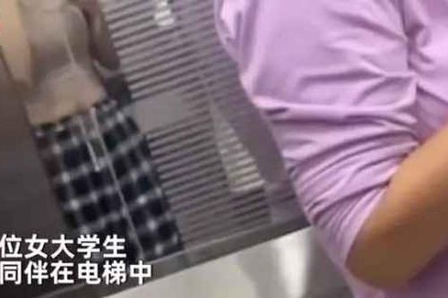 Bị mắng mặc áo hở rốn, cô gái đáp trả 'cực cháy'