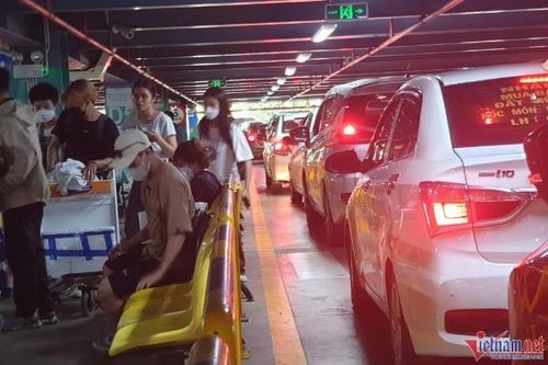 Ùn tắc trước 'nút thắt cổ chai' ở trạm thu phí nhà xe Tân Sơn Nhất