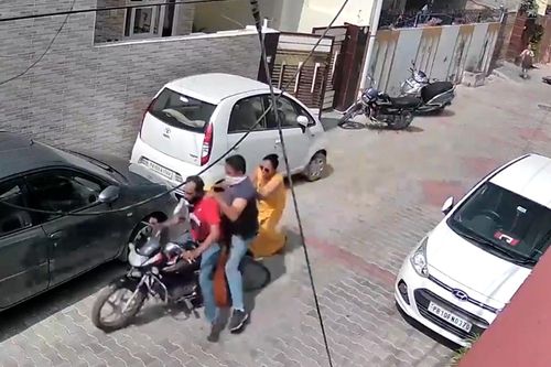 Bị giật dây chuyền, người phụ nữ khiến tên cướp choáng váng
