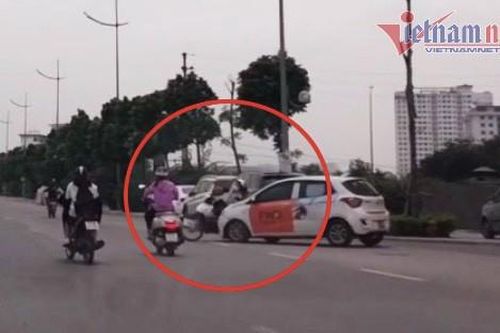 Nữ 'ninja' đi ngược chiều bị ô tô tông trúng, báo hại cho cả xe máy khác