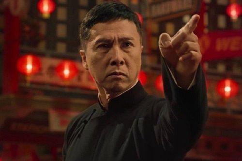 Ngôi sao võ thuật Chân Tử Đan gây tranh cãi vì dùng giá đỡ bế người đẹp