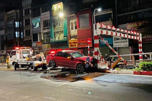 Hà Nội: Xe Mercedes nát đầu khi đâm vào cầu vượt, nữ tài xế lảo đảo bước lên ghế lái