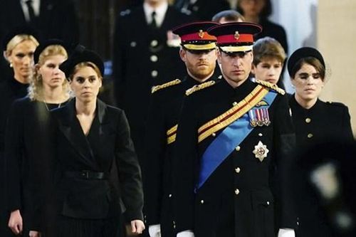 William và Harry cùng các anh em họ cầu nguyện bên linh cữu Nữ hoàng
