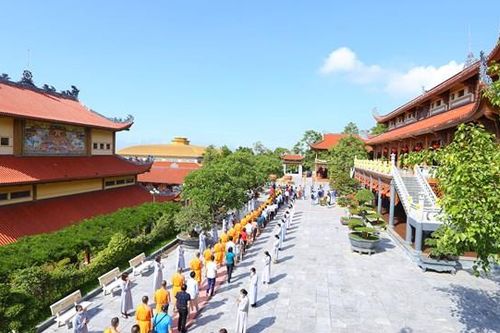 Hàng vạn Phật tử về Chùa Ba Vàng dự lễ Giỗ tổ và tu tập 3 ngày 3 đêm
