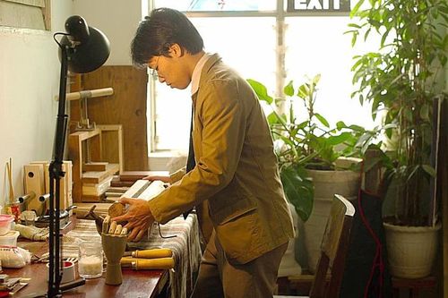 Chàng trai 'phải lòng' nghề đóng sách
