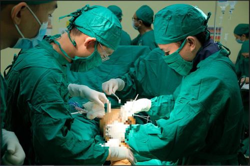 Cứu bệnh nhân gãy hàng loạt xương do tai nạn giao thông