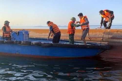 Vụ đắm tàu chở 1.000 tấn tro than: Huy động lực lượng tìm thuyền viên mất tích