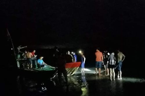Đi tắm biển, 2 em học sinh bị nước cuốn mất tích
