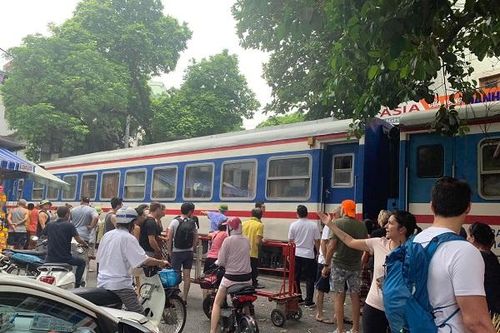 Cố chen vào chụp ảnh 'tự sướng' ở phố cà phê đường tàu, người đàn ông bị xe lửa hất văng vào tường