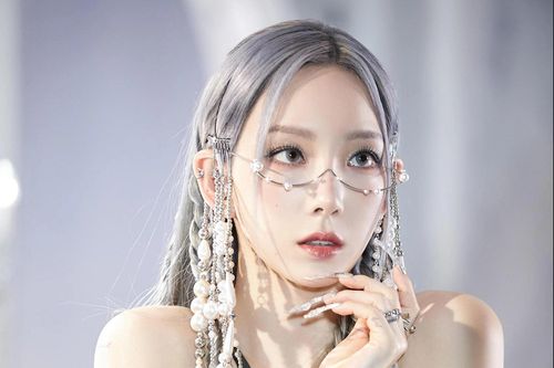 Xu hướng tẩy lông mày, đính đá để làm đẹp