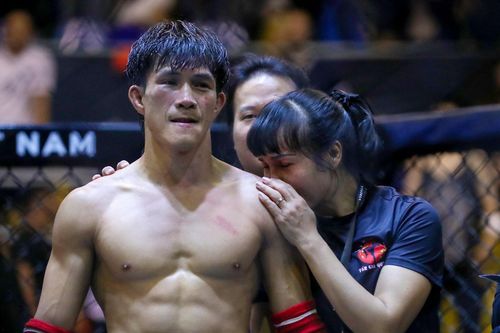 Vợ Duy Nhất bật khóc khi nhìn chồng thoát thua