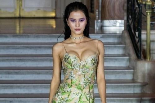 Đằng sau chiếc váy lộ nội y của Hương Ly ở Anh