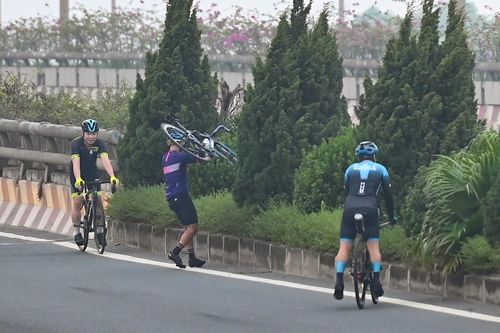 Đua nhau vác xe đạp quay đầu giữa cao tốc khi thấy CSGT ghi hình