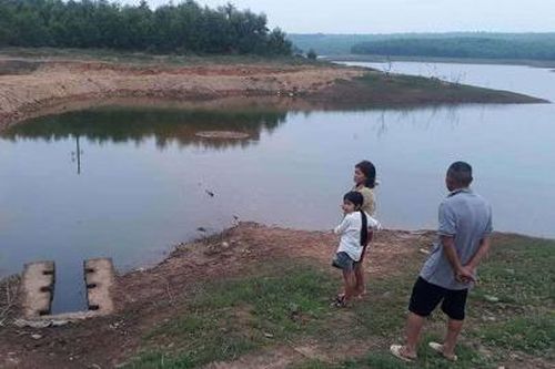 Hai nữ sinh ở Long An chết đuối khi đi bắt cá