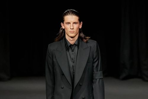 Phút im lặng và băng tay đen trên sàn catwalk