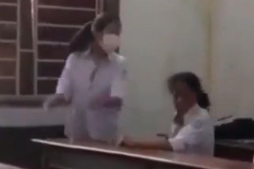 Nữ sinh bị bạn tát liên tiếp vào mặt ở Nghệ An