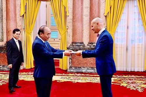 Chủ tịch nước Nguyễn Xuân Phúc tiếp các Đại sứ trình Quốc thư nhận nhiệm kỳ công tác tại Việt Nam