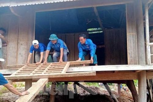 'Áo xanh' giúp người dân tháo dỡ nhà, di dời khỏi nơi nguy cơ sạt lở