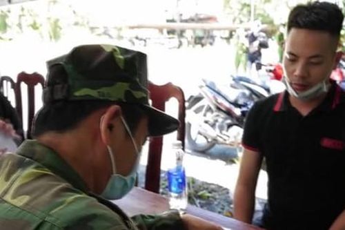 Hàng trăm lao động 'việc nhẹ, lương cao' từ Campuchia về nước