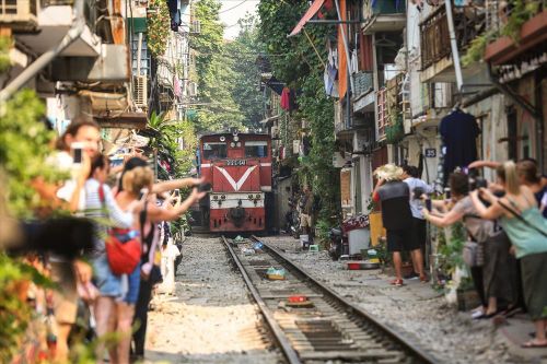 Truyền thông quốc tế đồng loạt đưa tin Hà Nội đóng cửa 'phố cà phê đường tàu'
