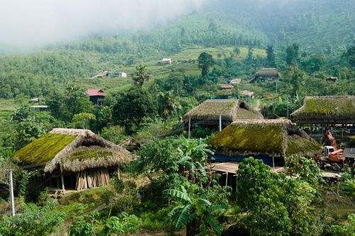 Hình ảnh độc đáo những mái nhà rêu nép mình trên dãy Tây Côn Lĩnh