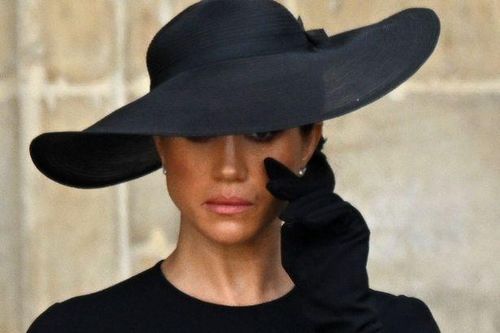 Công nương Meghan lau nước mắt trong tang lễ nữ hoàng
