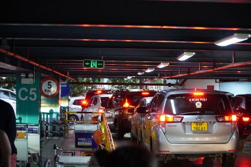 Tài xế than mất 30 phút để qua trạm thu phí vào Tân Sơn Nhất đón khách