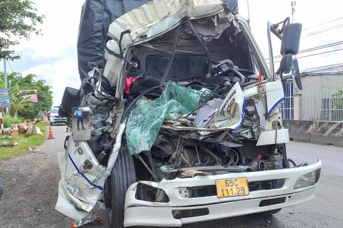 Xe tải đang dừng kiểm tra sự cố bị tông biến dạng