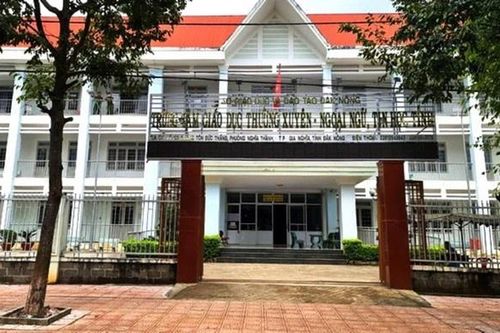 Học sinh bị trung tâm dạy tiếng 'đánh úp' tăng học phí hơn 66%
