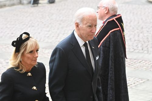 Tới trễ trong tang lễ nữ hoàng Anh, ông Biden phải đứng đợi