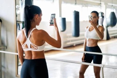 Phòng gym cấm người tập selfie trước gương