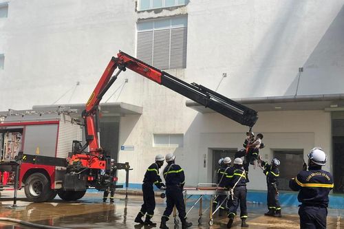 Cứu nhiều người mắc kẹt trong đám cháy giả định ở xưởng sản xuất thuốc