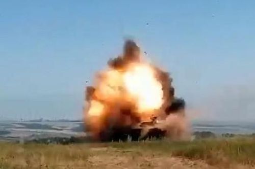 Tăng T-72 Nga đứng vững trước cuộc tập kích tên lửa Stugna của Ukraine