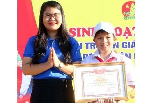Khen thưởng nam sinh trả lại hơn 50 triệu đồng nhặt được