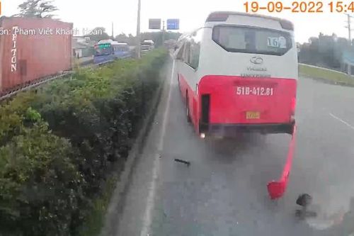 Nhập làn thiếu quan sát, xe khách va quệt container khiến hành khách hoảng loạn
