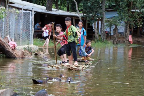 Hình ảnh cuộc sống người dân bị đảo lộn vì ngập úng kéo dài ở Sơn La