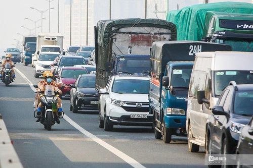 Hà Nội: CSGT dùng xe mô tô đặc chủng 'gỡ' ùn tắc Vành đai 3 trên cao