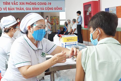 Sở Y tế An Giang khuyến cáo mọi người dân nên tiêm vaccine phòng COVID-19 mũi 3, mũi 4 để hạn chế tử vong