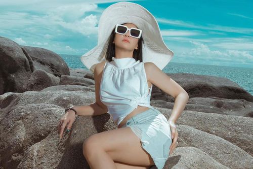 Sao Việt 20/9: Cát Phượng tuổi 52 khoe eo thon như gái đôi mươi