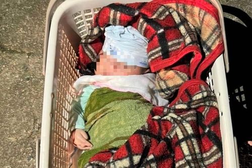Bé sơ sinh nặng 5,1kg bị bỏ rơi kèm lời nhắn 'không thể nuôi con khôn lớn'