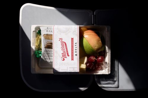 Qantas Airways gây phẫn nộ vì cấp bữa ăn có thịt cho người ăn chay