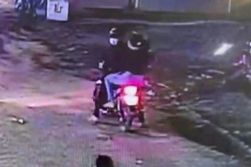 Giây phút bé gái 13 tuổi lên xe máy của người lạ bỏ đi