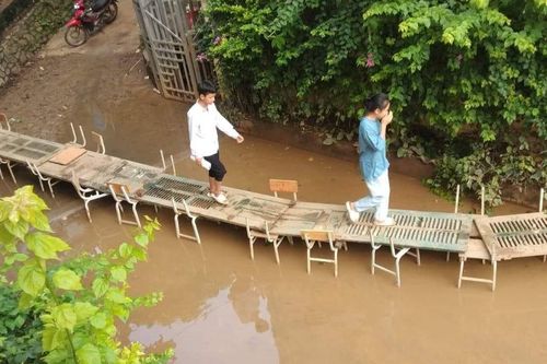 Vừa học vừa chạy lũ